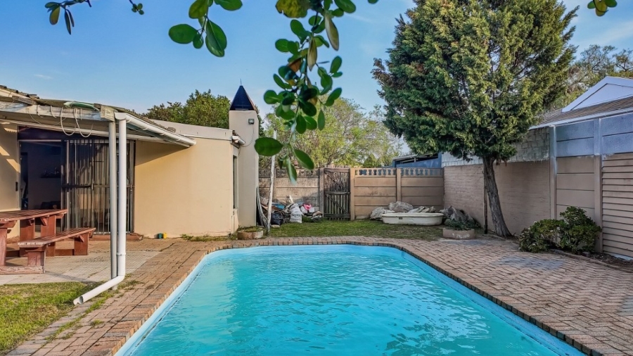 4 Bedroom Property for Sale in Oakglen Western Cape